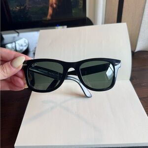Ray-Ban Black Wayfarer Sunglasses Classic Design